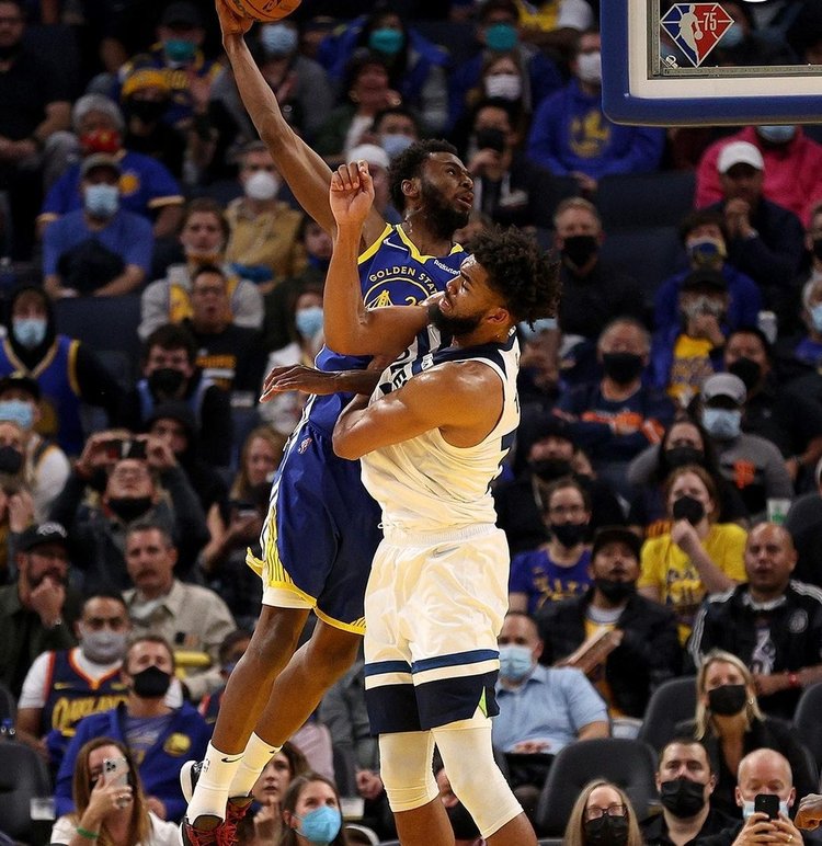 详解棒球规则中的“观众干预”判定当球迷在界外区直接抢夺活球